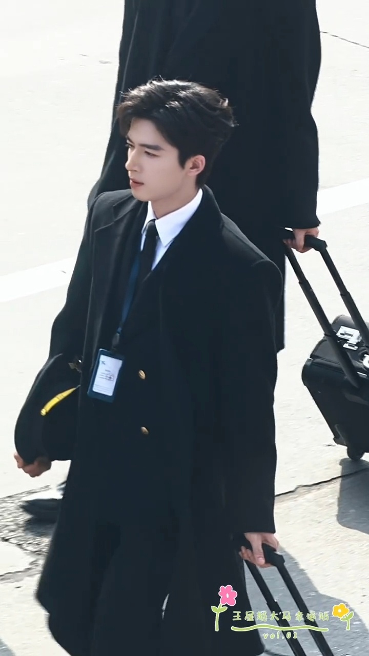 周机长就这么带着机组人员走来了！王星越机长大衣造型