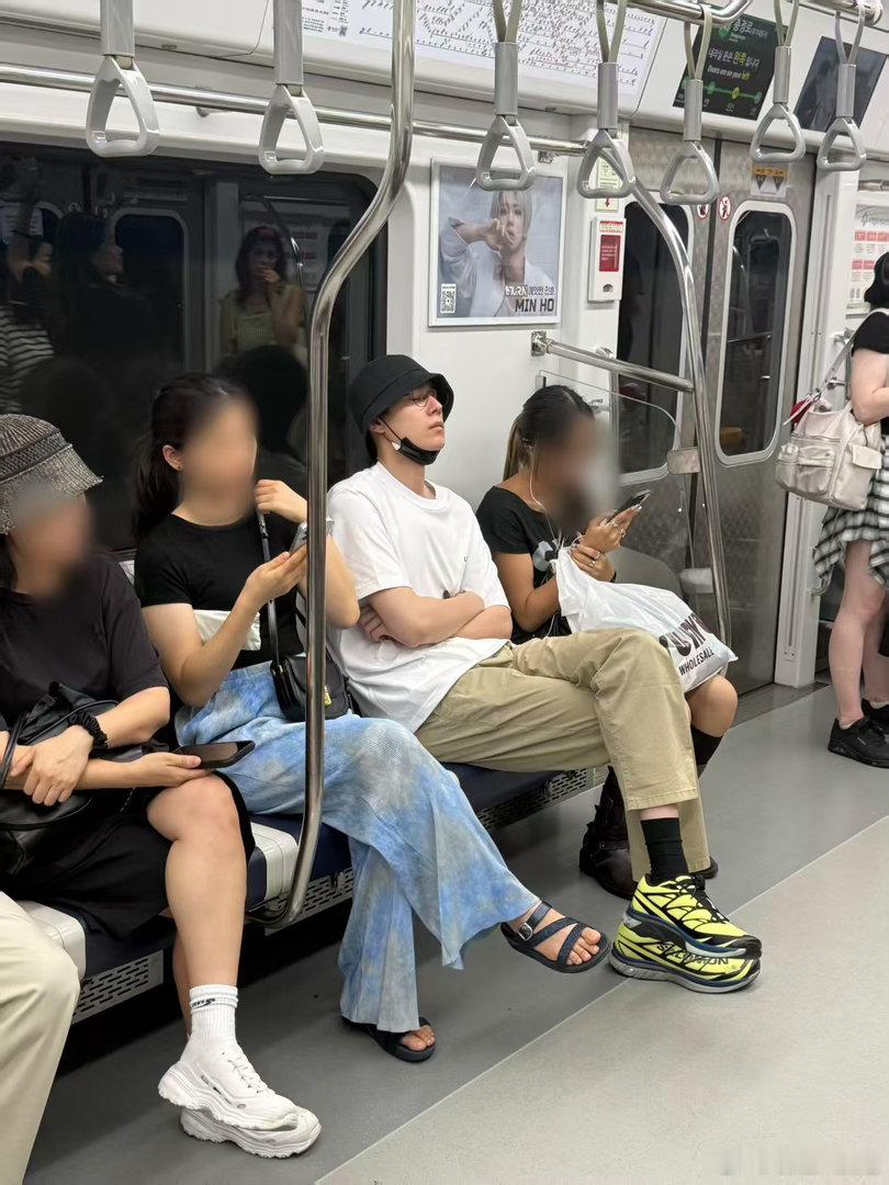 韩国地铁偶遇胡一天 胡一天就这样在首尔到处被偶遇，大帅哥真的很难不被注意～这鼻子