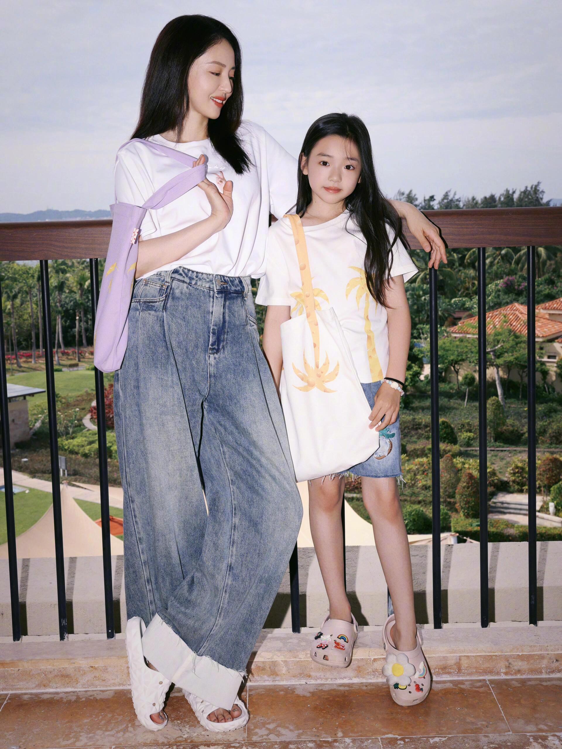 董璇养小酒窝也装监控 看来明星妈妈也逃不过“装监控看娃”这一关。董璇给女儿小酒窝