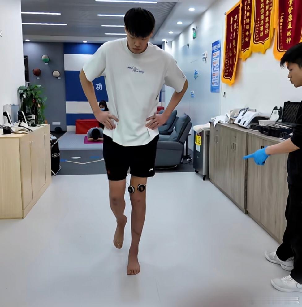 刷到张昊在广州的康复视频了，非常惋惜，本来日天哥就是靠身体素质和弹跳天赋打球的，
