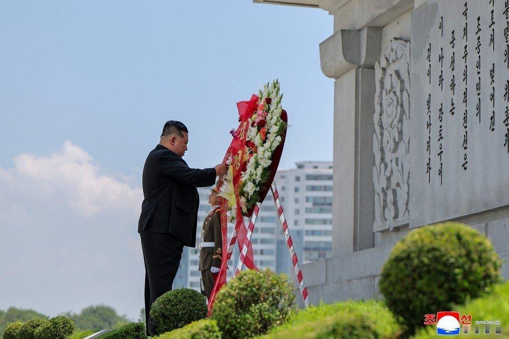 金正恩同志在7月26日祖国解放战争胜利72周年之际参谒友谊塔并以金正恩同志的名义