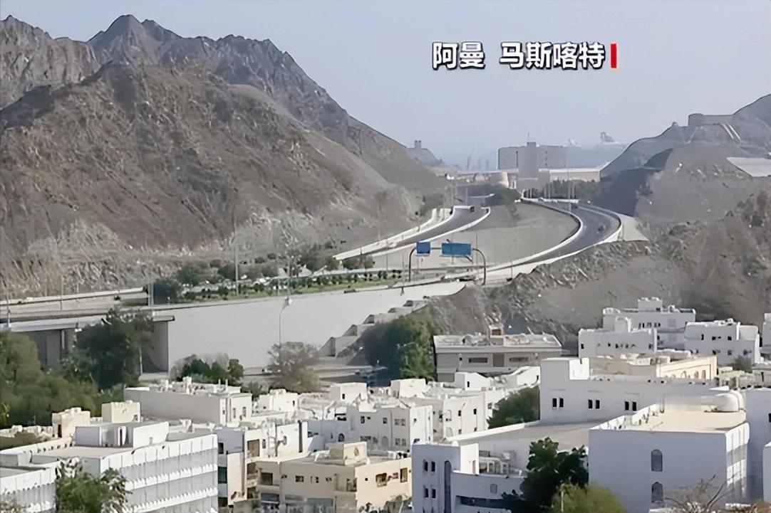 阿曼马斯喀特的谈判桌刚摆好，另一边美国就又放“大招”，一边催着在伊朗的公民赶紧跑