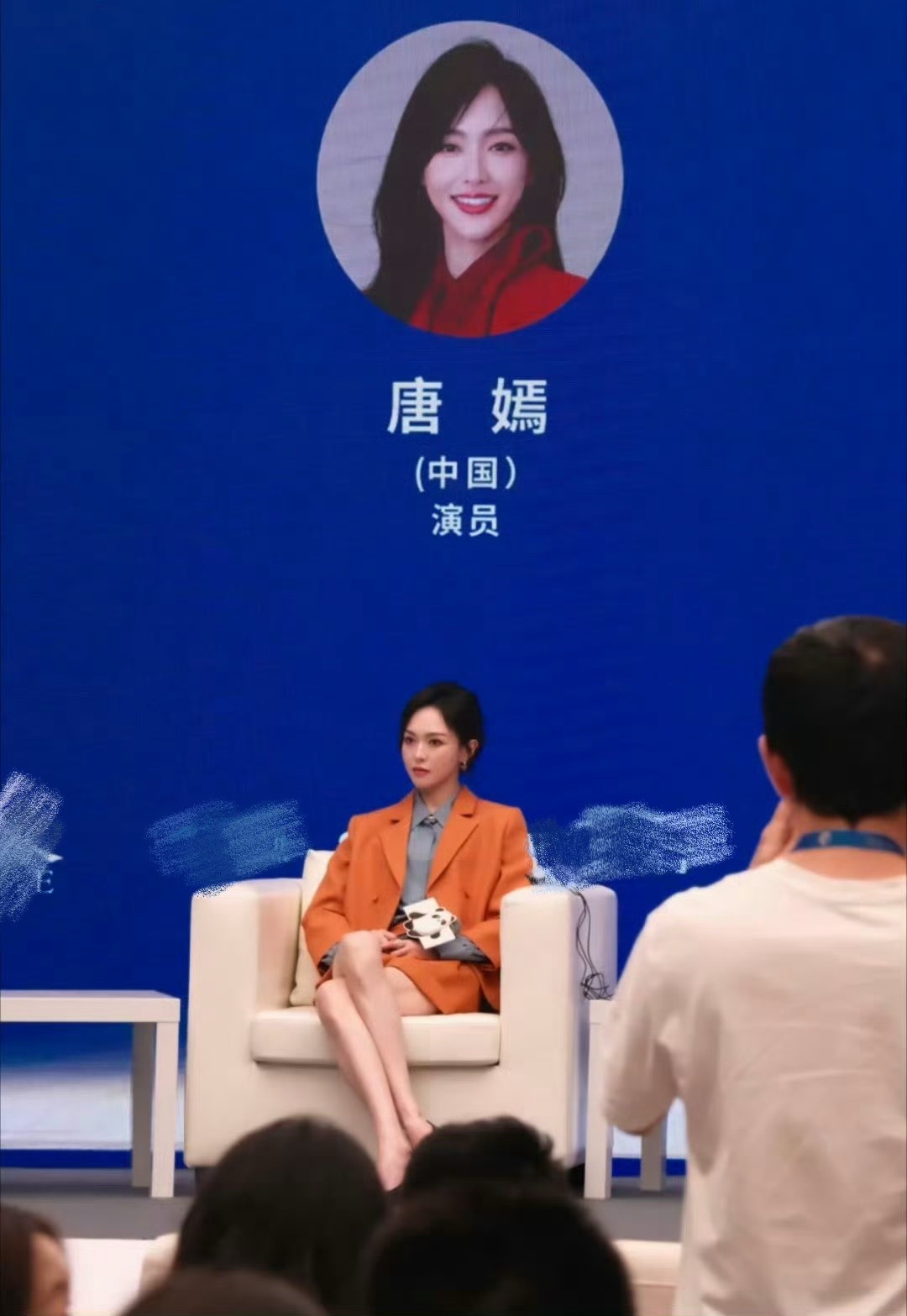 唐嫣 我那体制内的女友 今天金熊猫奖活动，唐嫣的低盘发透着温婉，橘色西装套装吸睛