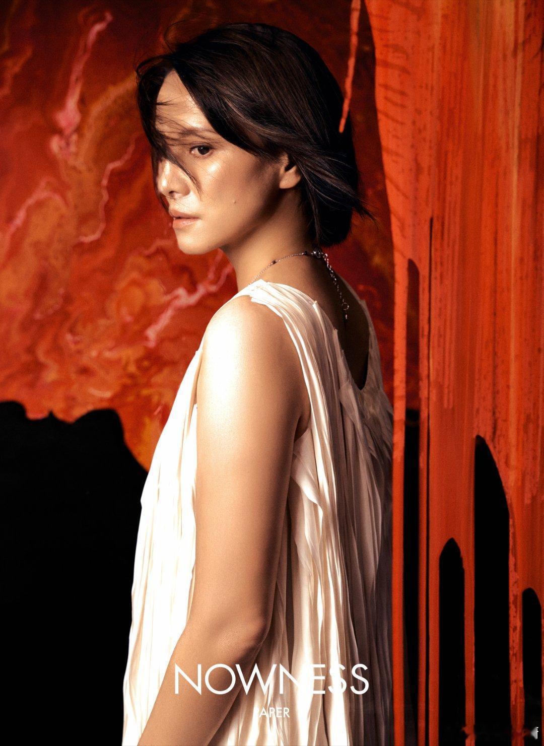 光影是流动的诗，礁石上的凝望藏着海的故事镜头下的每个瞬间，都是灵魂在低语。李心洁