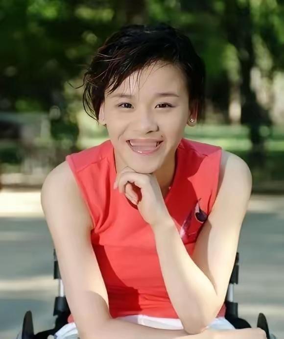 [月亮]1998年，桑兰瘫痪后拿到了1000万美金的赔偿。就在这个时候，照顾了桑