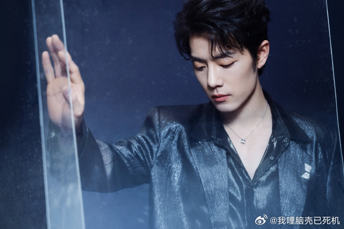 肖战眉眼藏温雅肖战品质盛典稍后见 肖战眉眼藏温雅，亮面西装造型，满分的典雅矜贵感