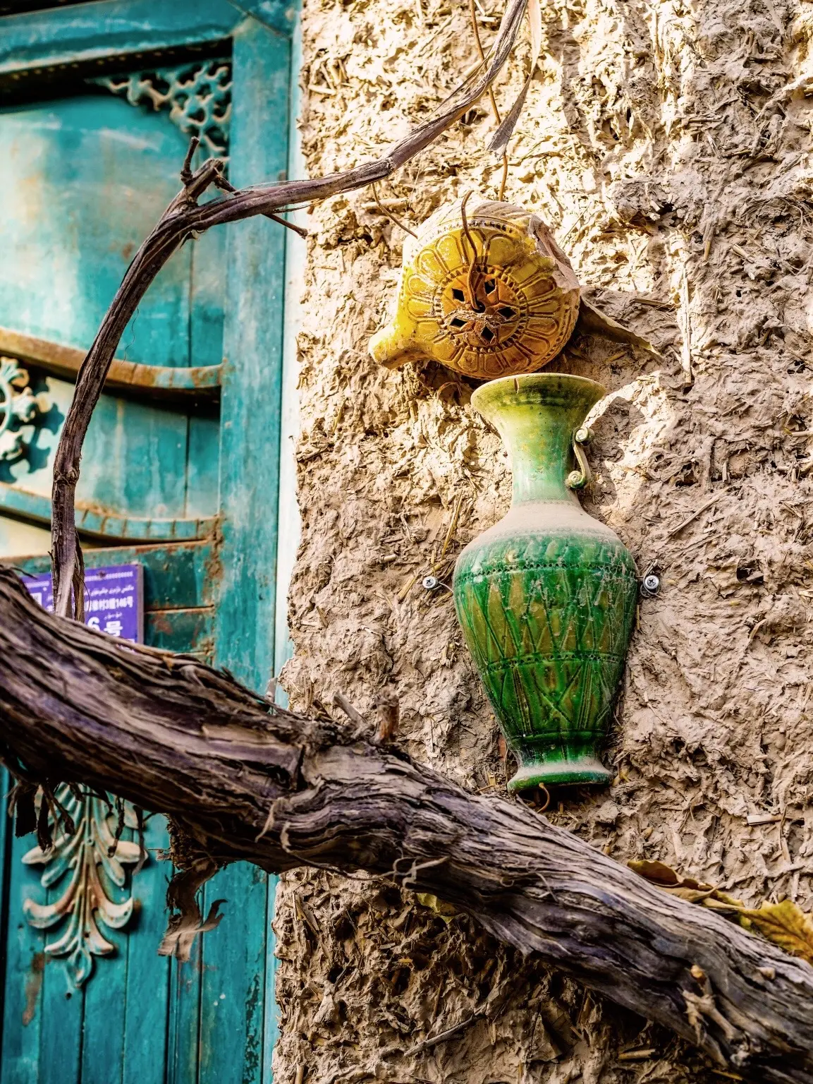 英吉沙🏺南疆一座被低估的宝藏匠人之城。你能想象么？在帕米尔高原与塔里木盆地交界处的一个小城，竟然诞生了为之钦佩的工艺，达瓦孜、土陶、小刀、模戳印花这四项全国非物质文化遗产。生活在这里的人们也几乎都围绕着这四样生活至今。 
英吉沙是南疆八城之一，虽小但是值得细细品味的非遗文化是你用一两天都难以了解透彻的。这次时间有限，我们拜访了土陶村，顾名思义整个村子都是专注手工土陶这项非遗的，走进村子，会发现每家每户的黄土外墙上都用了土陶罐、土陶碗等做了装饰，在夕阳的照耀下也别有一番特别的风景。 
随意走进一家土陶工坊都会被一个个精致手工制作而成的陶制品所吸引，有幸亲眼看到了土陶非物质文化遗产的传承人现场制土胚的过程。 
英吉沙是一处让人有感动到的地方，看得出来当地人对于非遗文化的传承有在很用心经营和守护。希望这样美好的文化可以代代相传供世人去了解。也希望有一天可以再来这里花更多时间了解这四项伟大的非遗文化。