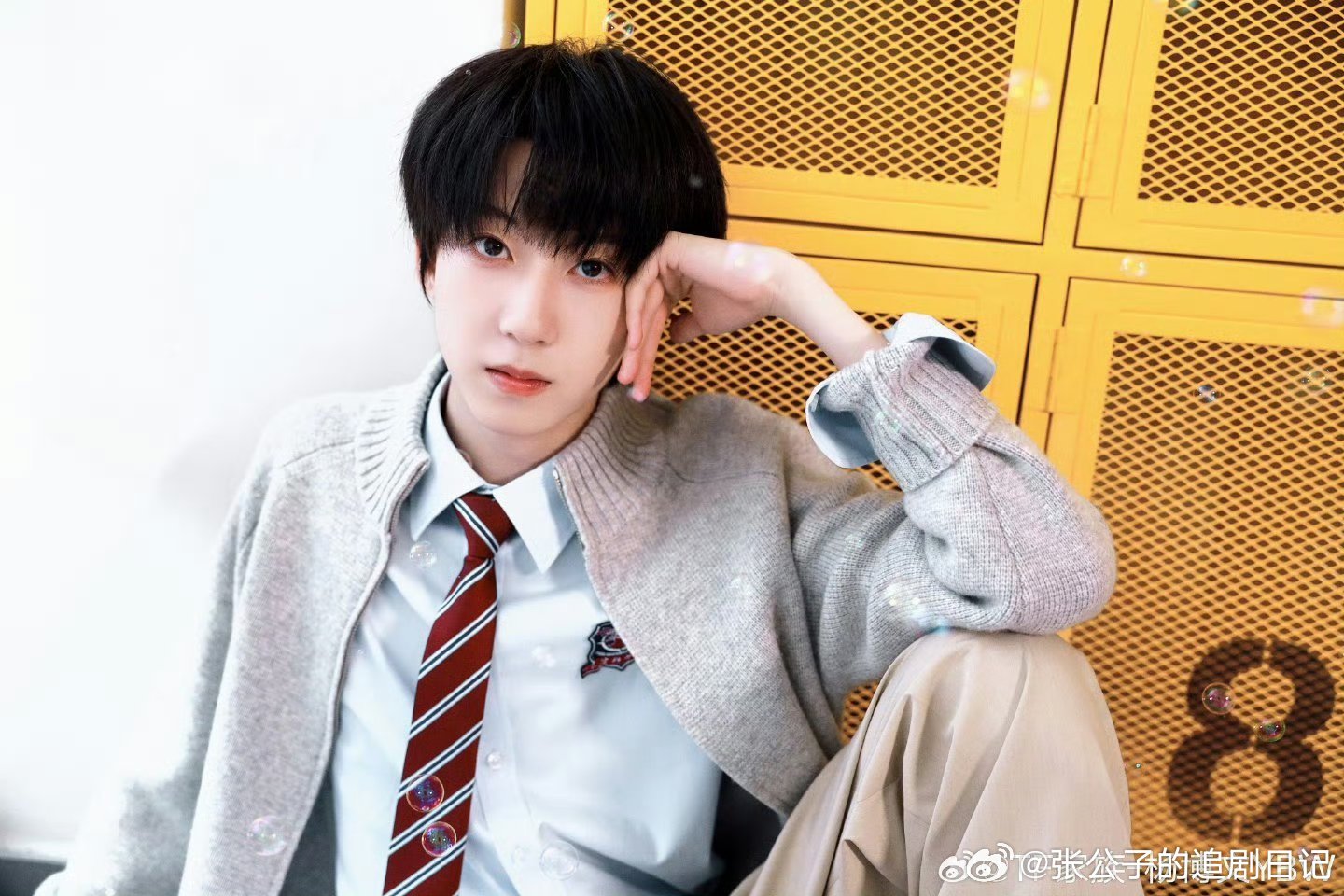 杨博文的第一条角色博在杨博文怀里躲过扫射哥控躲在杨博文怀里逃过一劫，安全感直接拉