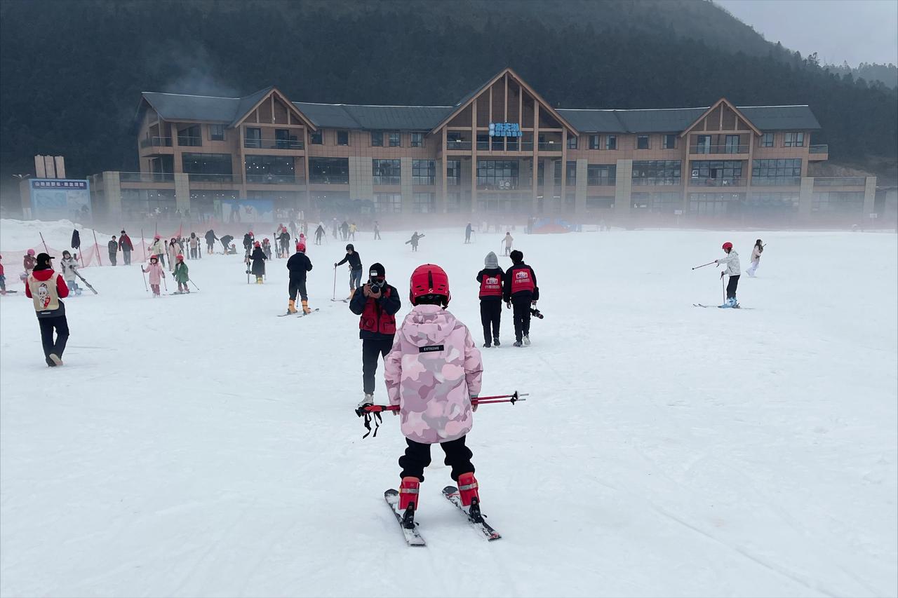 在雪场滑雪时，我被撞了，撞我的人是一个小白，他倒没什么事，倒是苦了我了，我一条腿