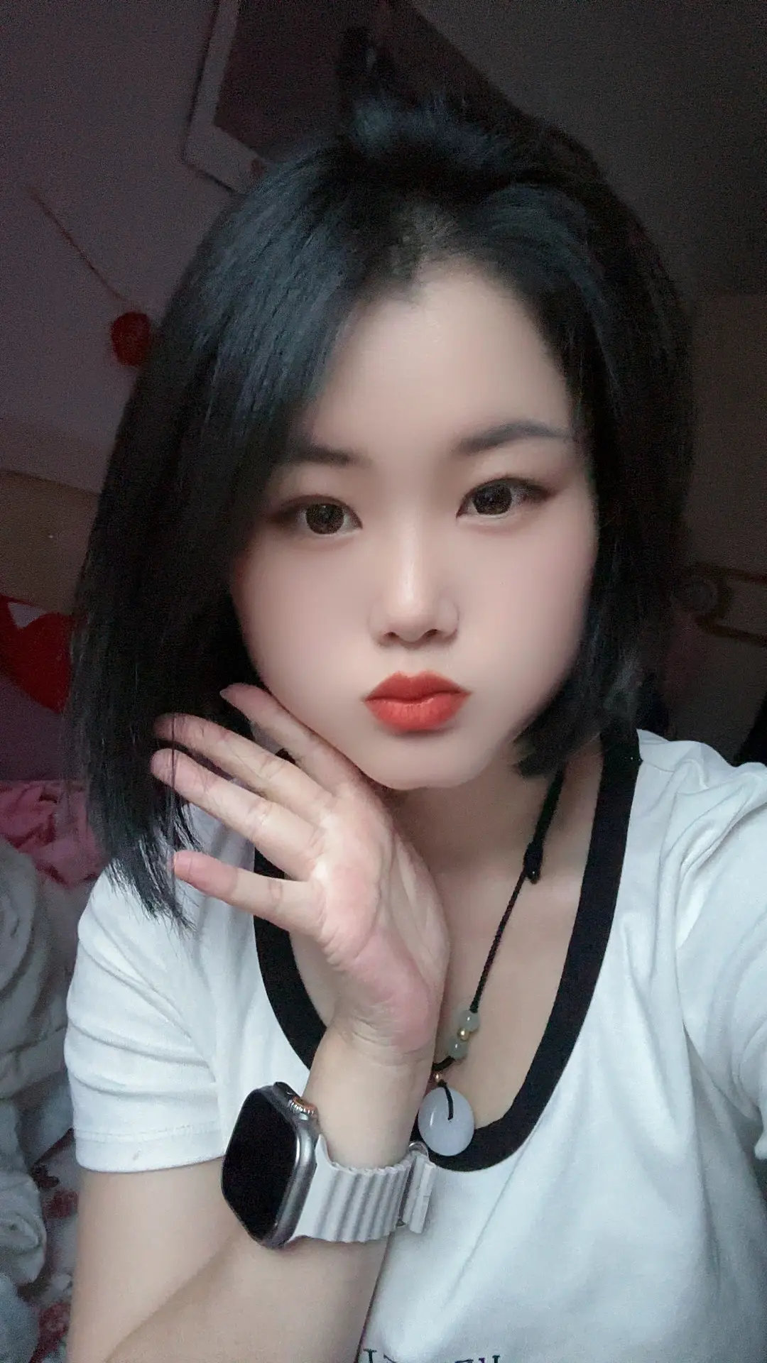 我在月光下许过情真。问你到底爱我有几分