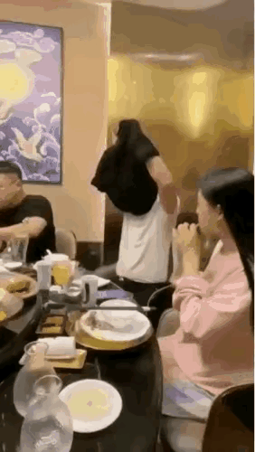 戴假发太尴尬了

朋友一起在饭店吃饭，这天咋这么热，男子就把衣服脱下来，瞬间，尴