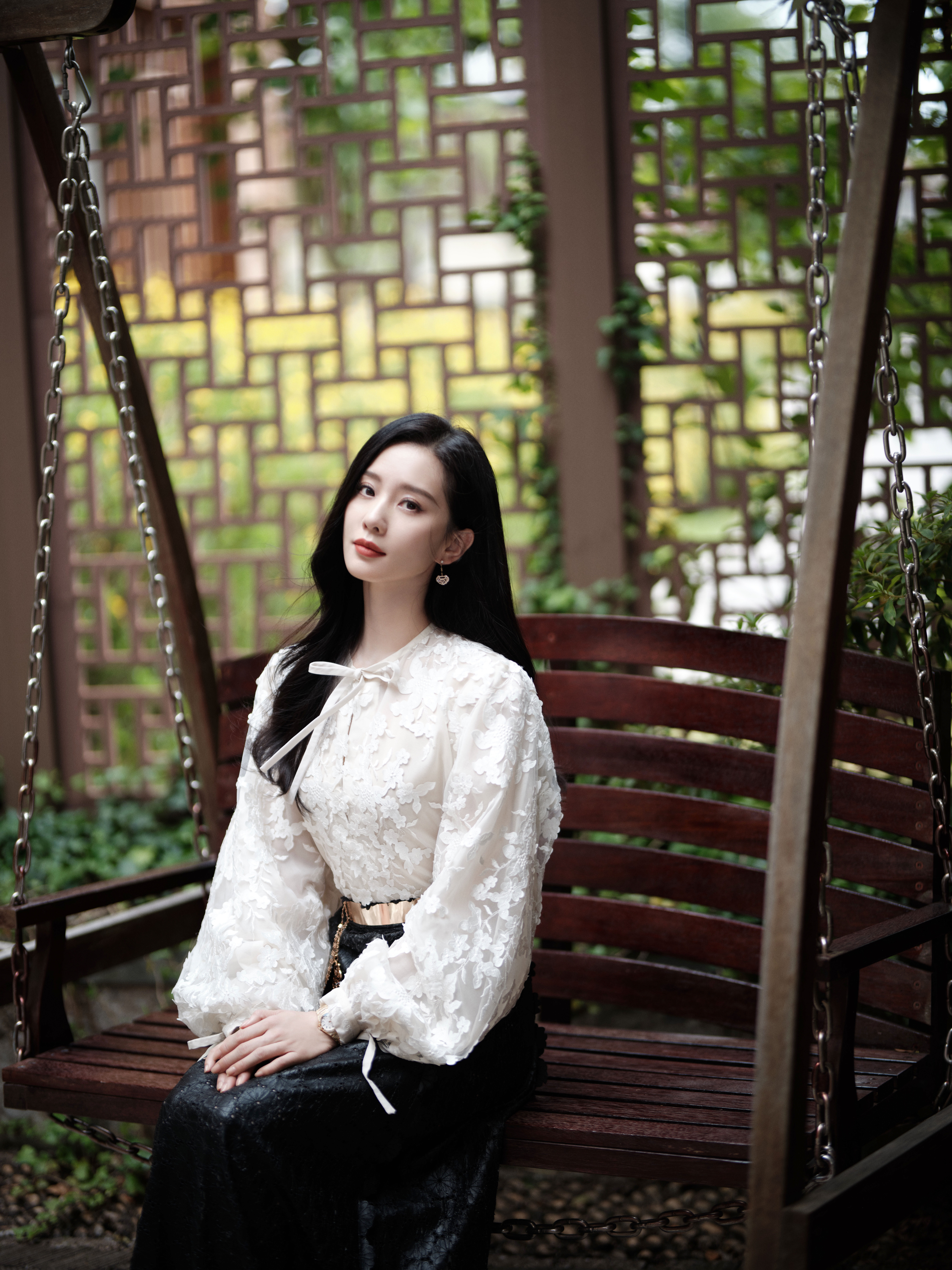 #刘诗诗[超话]# 风自竹间拂掠过，黑白交织摇曳，竹叶点缀更显古典清韵，极简色调
