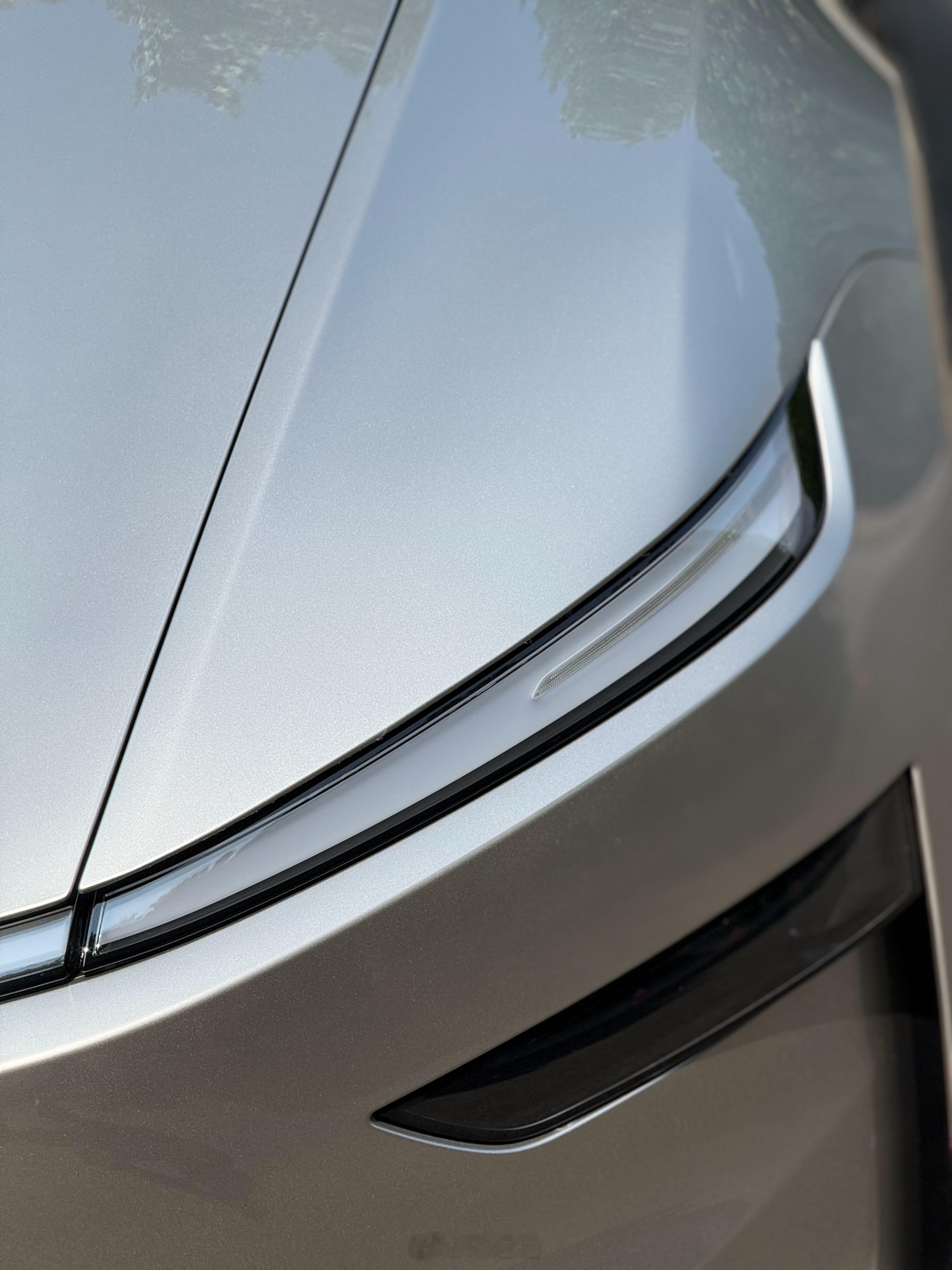 外观上特斯拉Model Y L与5座版车型基本如出一辙，尾部提供标志性的漫反射灯