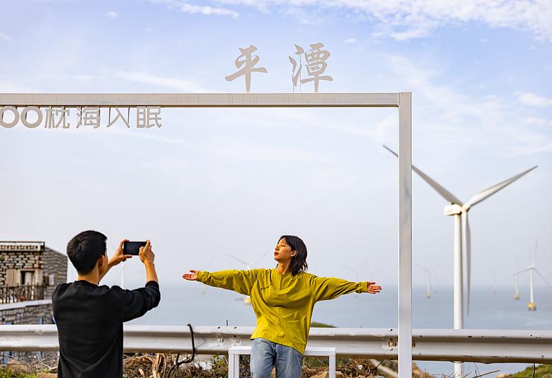 福建平潭这对情侣拍日出坠崖，一死一伤的悲剧太让人痛心。8月7日清晨，他们为了定格