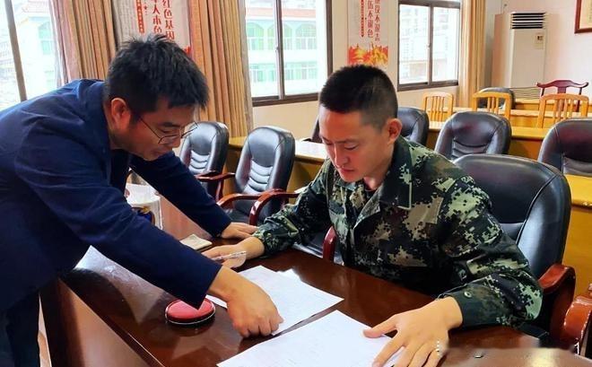 军队士官退役，如果进入供电公司，国网正式工，通常优于事业单位工勤岗；但如果事业单