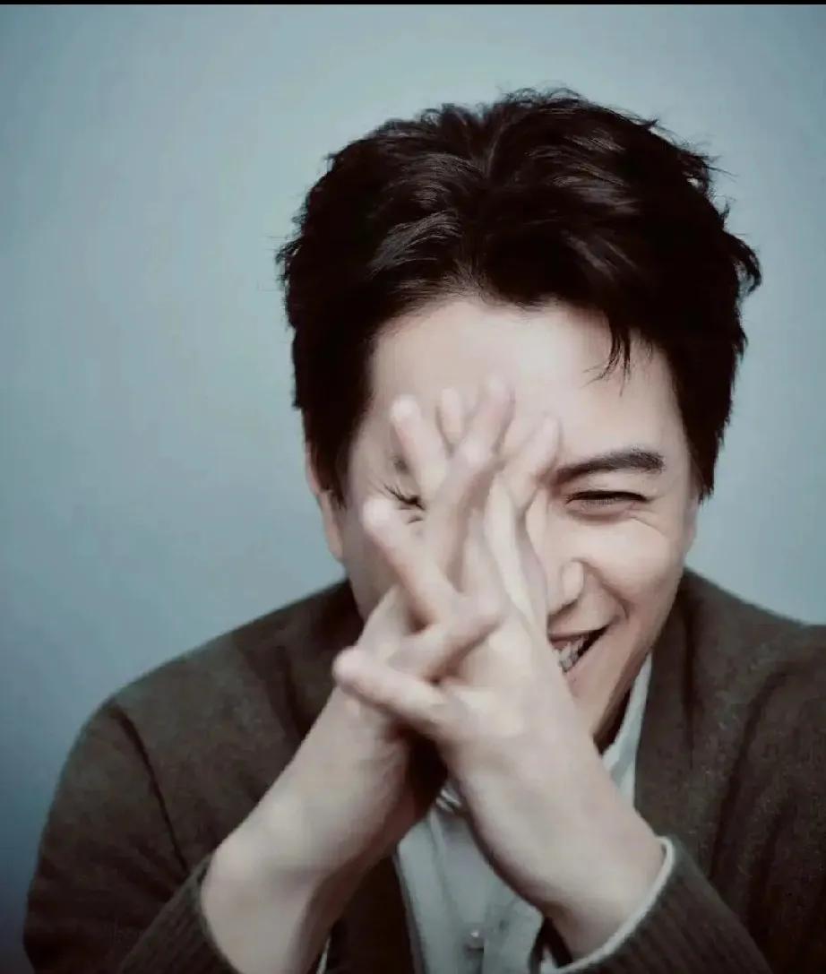 靳东49岁生日，暖心氛围拉满！活动刚结束，西装革履的他就直奔机场，急着回家和老婆