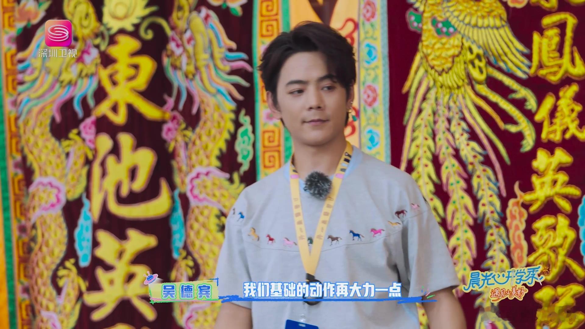 救命！来了汕头就是胶己人 丁真、井胧、余宇涵在汕头小公园跳英歌舞这段，我看了八百