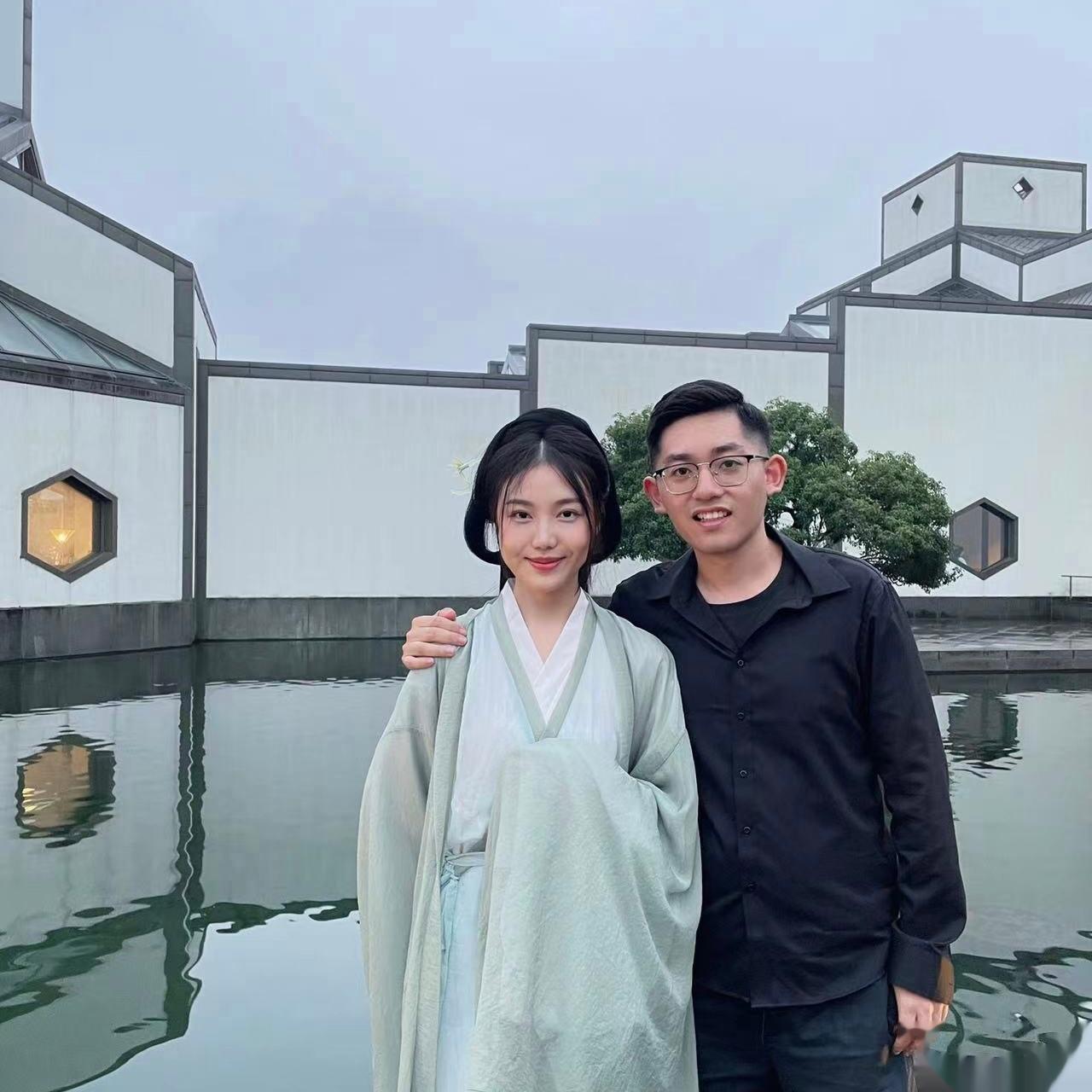 我买了一件高启强同款黑衬衫，但是怎么穿不出那个味道呢[费解]  ​​​