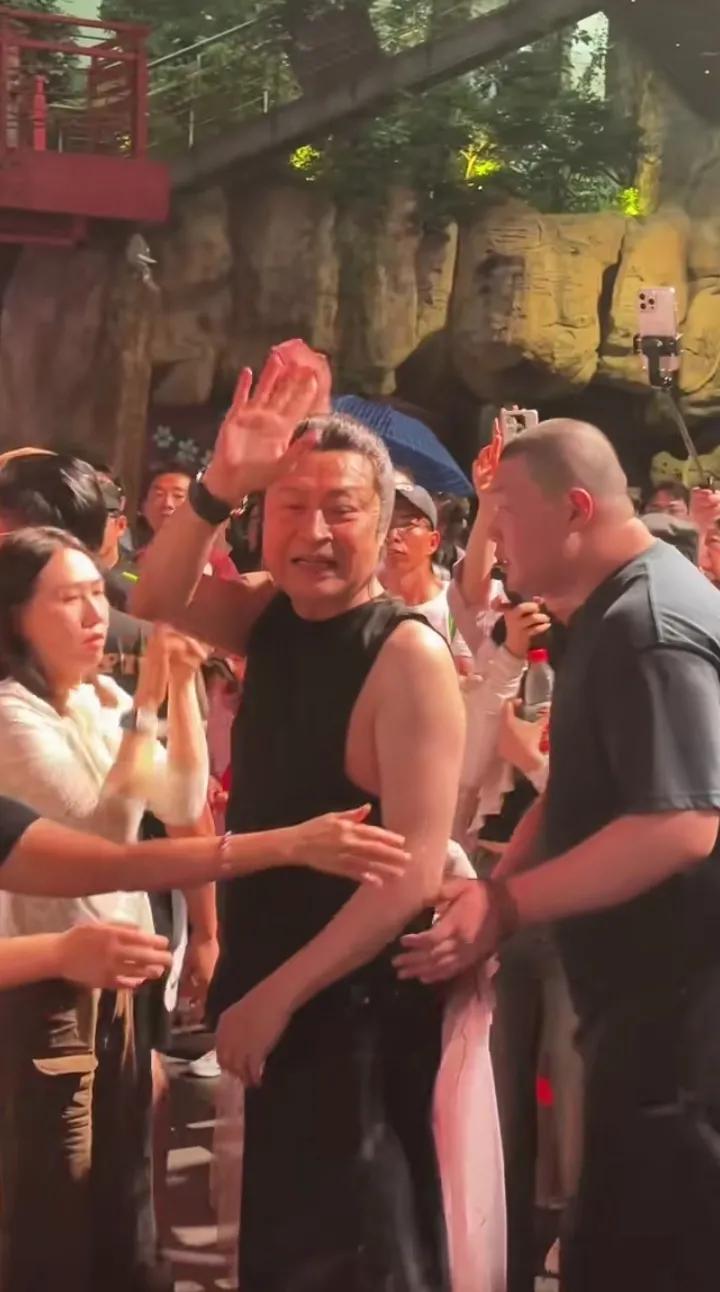 马景涛60多岁了，一直在非常努力的营业。
实话实说，状态还是不错的。
虽然说前几