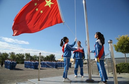 “1个老师，3个学生，一面国旗：这座大山里的学校，凭什么让全网破防？”

清晨6