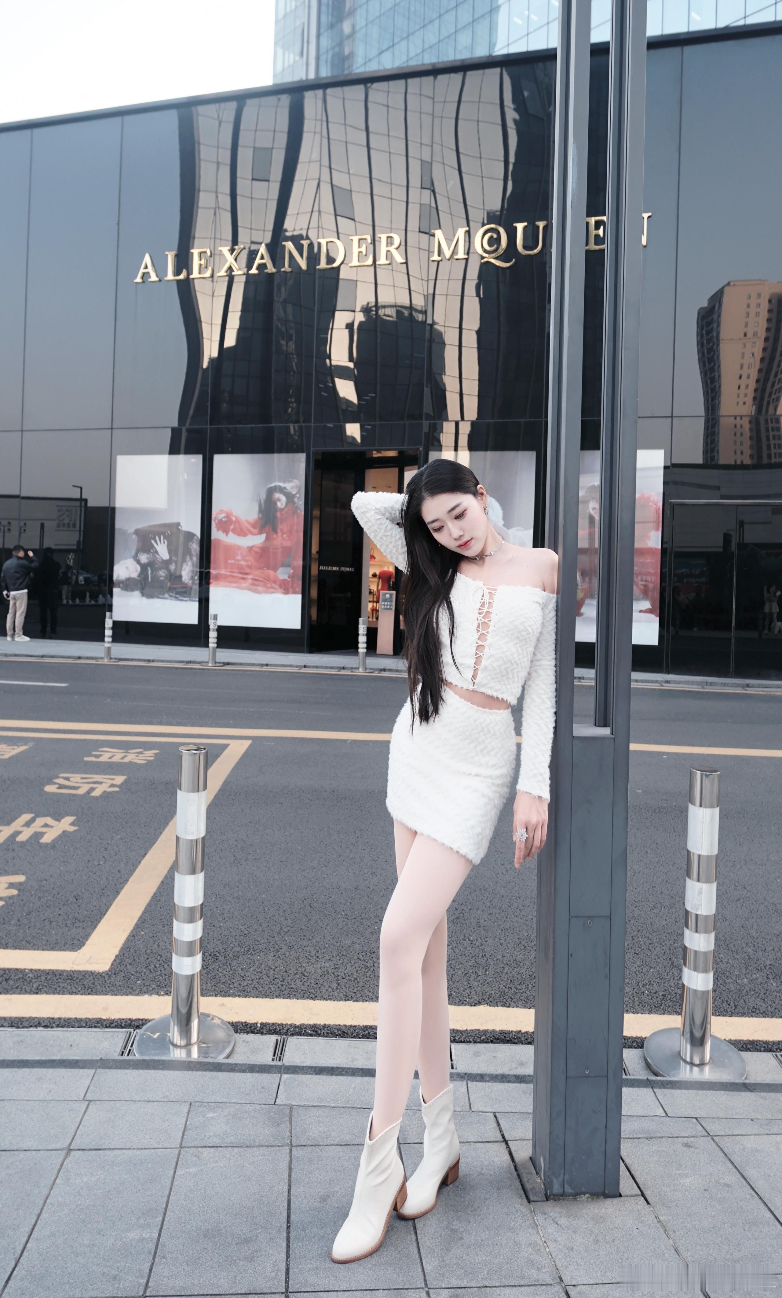迷人又危险的反派角色选美冠军ootd街拍 重庆·IFS国金中心