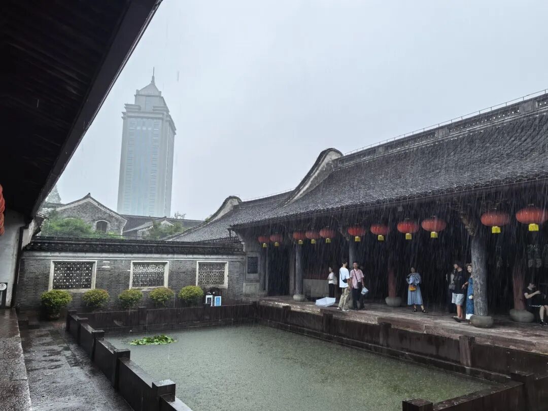 决定延迟关门1小时，这位景区保安火了→