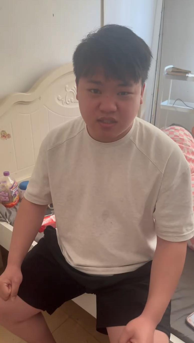 人贩子“梅姨”落网，被拐儿童钟彬得知消息后激动到吐了，“对她