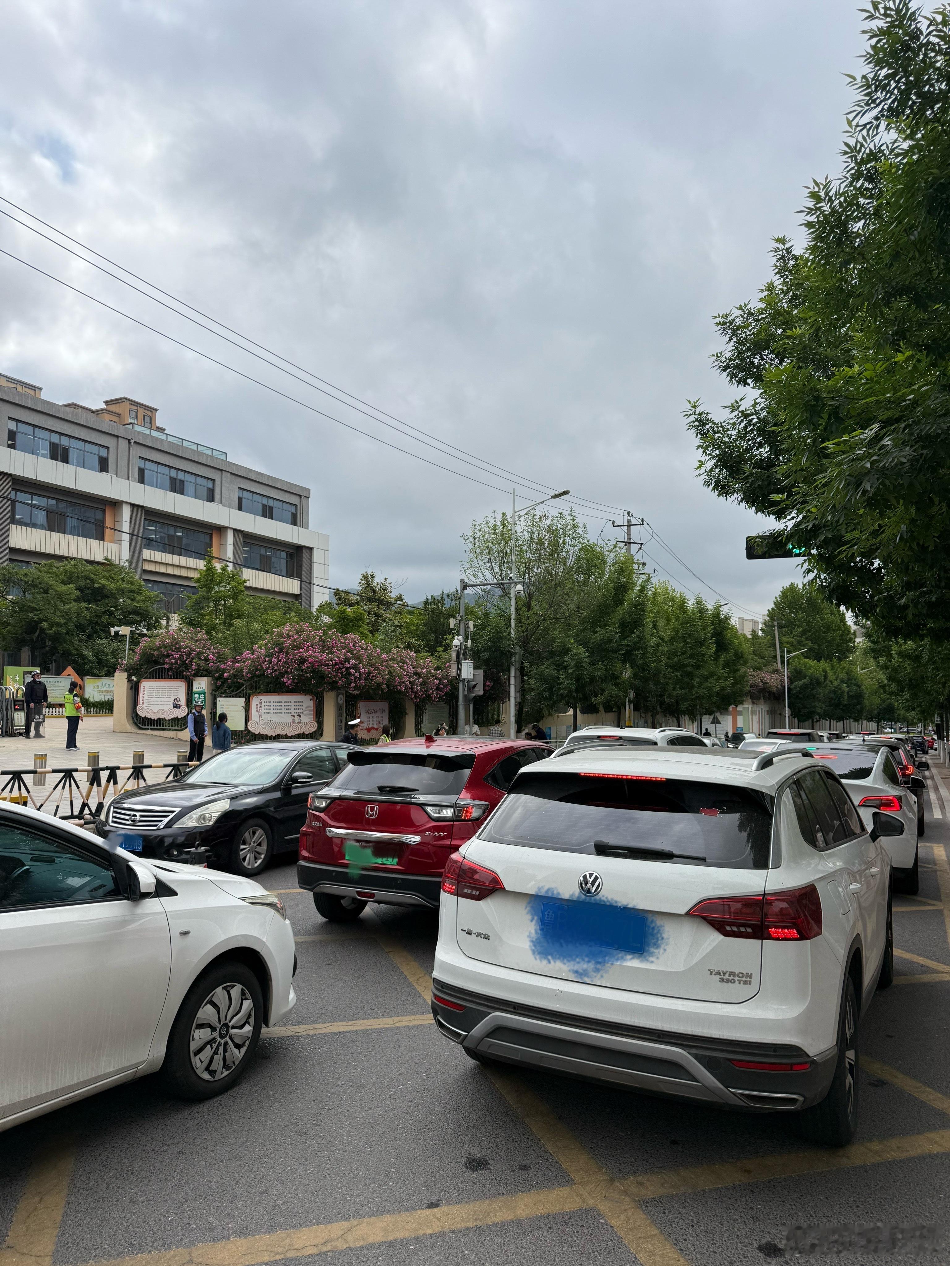 出了门才意识到，学校门口的早高峰比打工人的早高峰还要早，电动车都堵