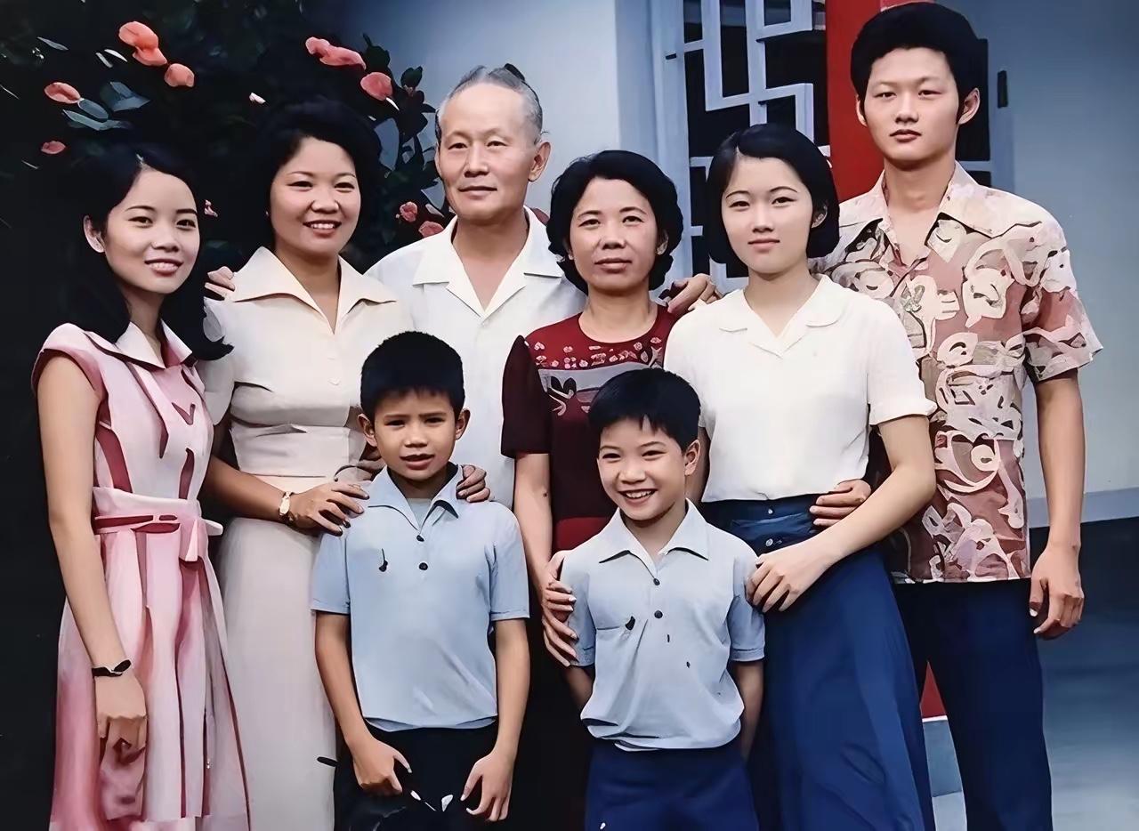 他是一个抗日将领，被“软禁”33年，妻子逼他纳妾，结果生下4个科学家。
此人是谁
