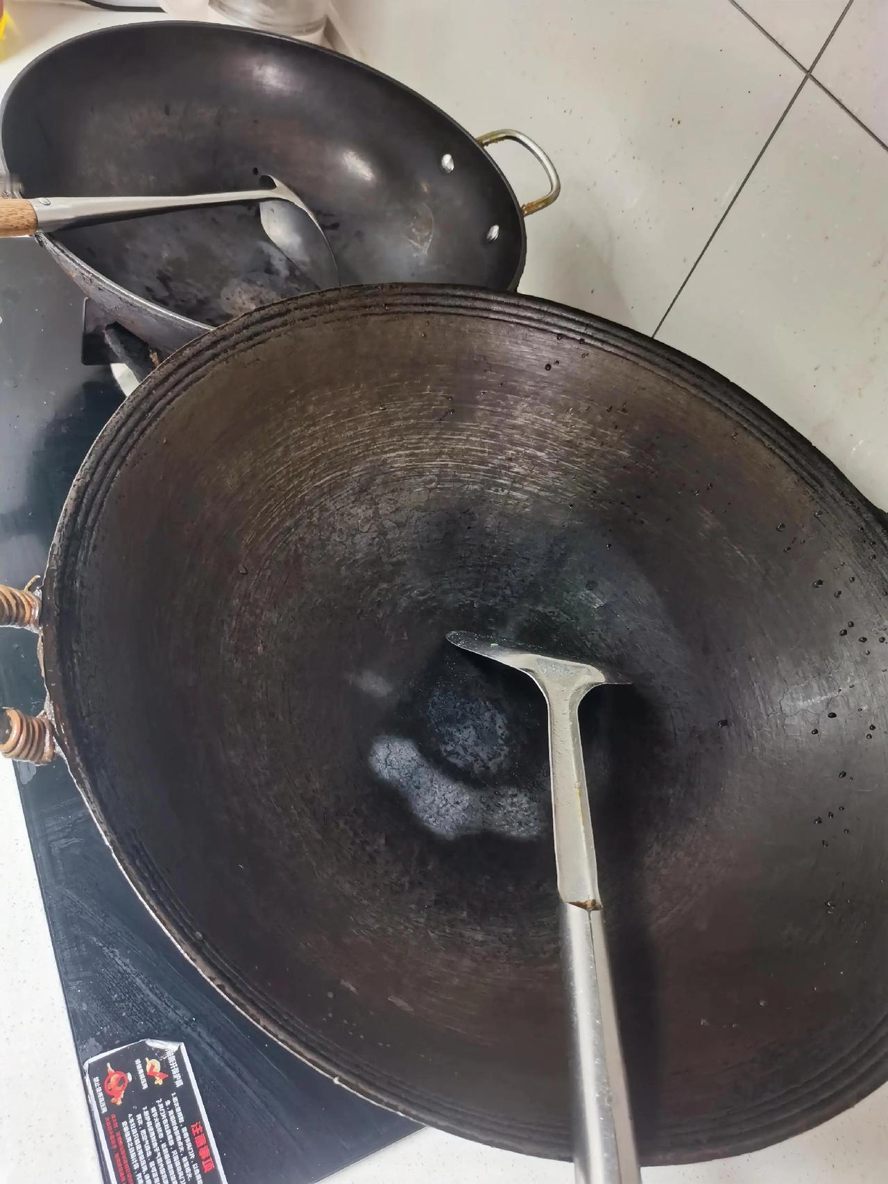 “养锅”才是真道理，做为一个厨师我有发言权，炒完菜之后，铁锅必须烧干，不留水印，