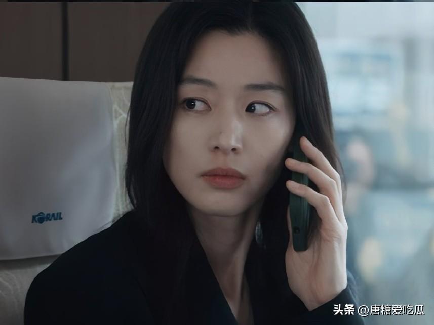 真的是活该
以前我都不敢说，现在可以说了
全智贤真的长得很普通，演技也一般，而且