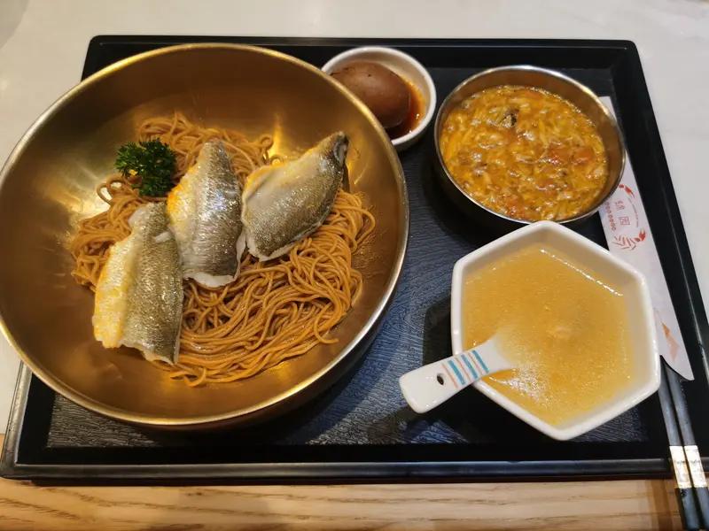 上海这家“明呈黄鱼面馆”可真是把人坑惨了！一碗黄鱼面最贵卖100元，还打着“不接