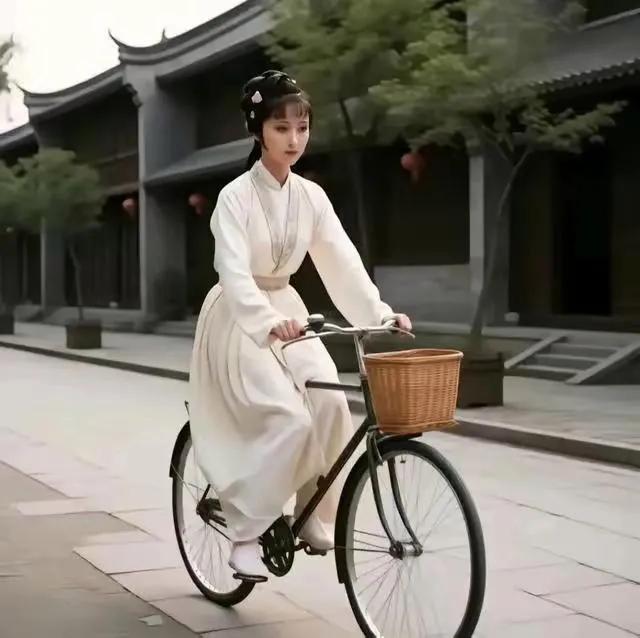 这是八七版《红楼梦》拍摄时，陈晓旭闲暇之余骑自行车的珍贵照片，这气质绝了，仿佛仙