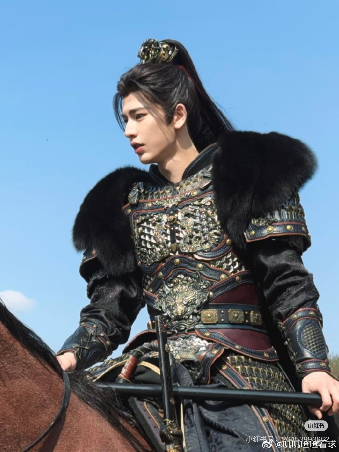 张凌赫陈哲远将军造型对比都帅的疯癫疯癫的！古装剧特别能吸引人的眼球，而且特别美化