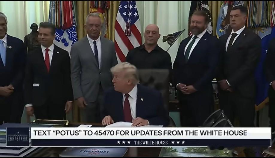 美国总统特朗普今天在签署行政令仪式上，说自己是28年来唯一一个让药价降下来的人：