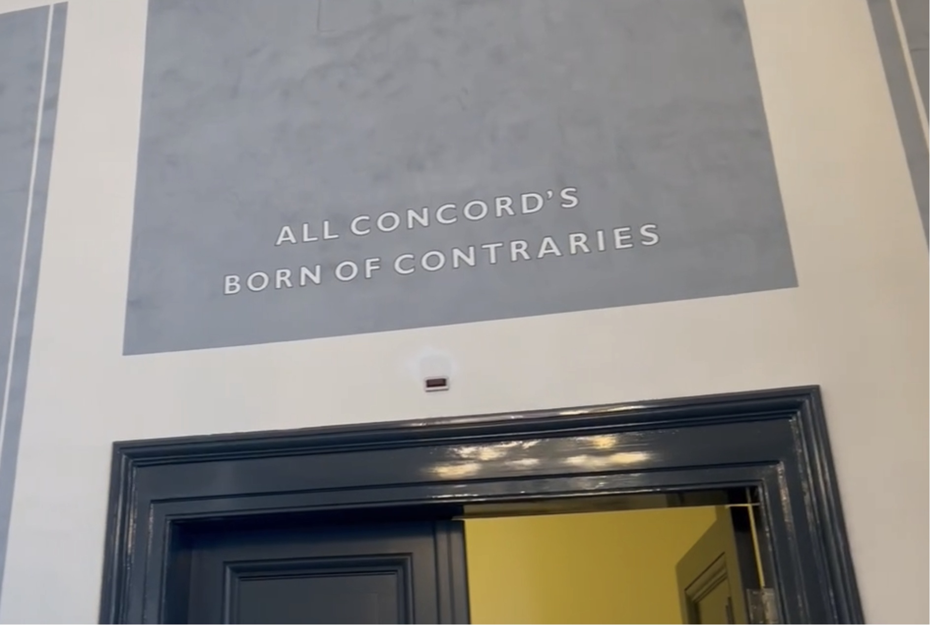 阿姆斯特丹皇家音乐厅休息室门框上有句话：All concord's born o