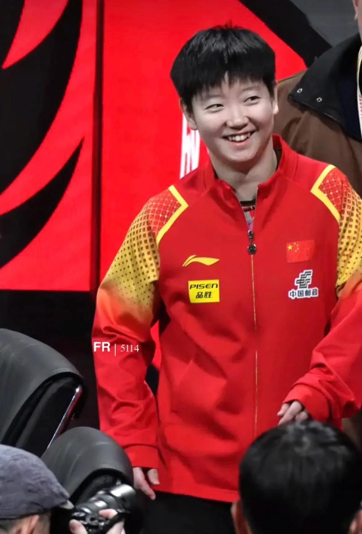 昨天莎莎进场前，
李隼总教练站起来对着左右两边的人说：一会又该尖叫了，
哈哈，不