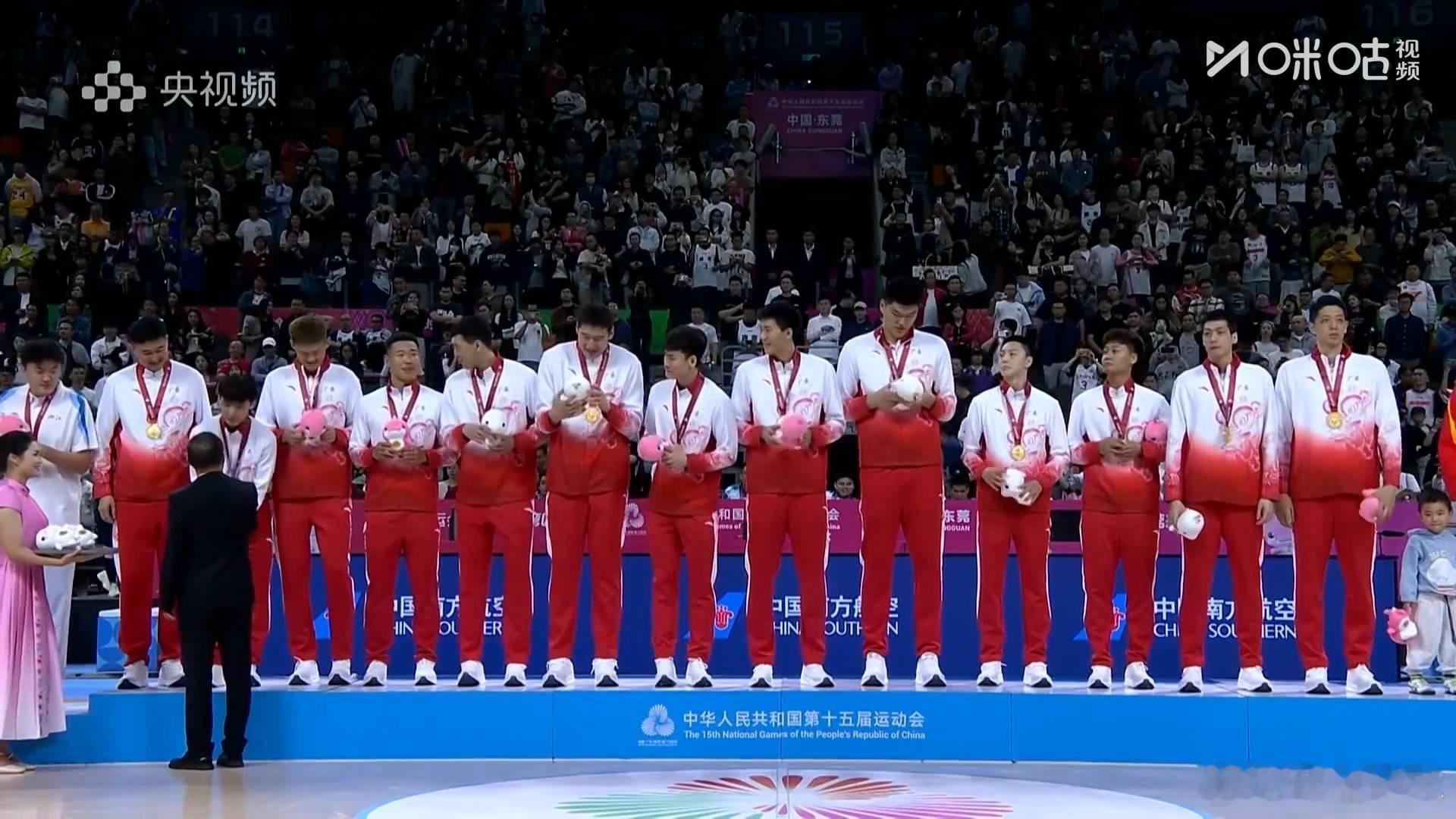 登顶！我们是冠军真的圆满了！作为广东球迷太幸福了啊！我会永远记得这支限时返场的梦