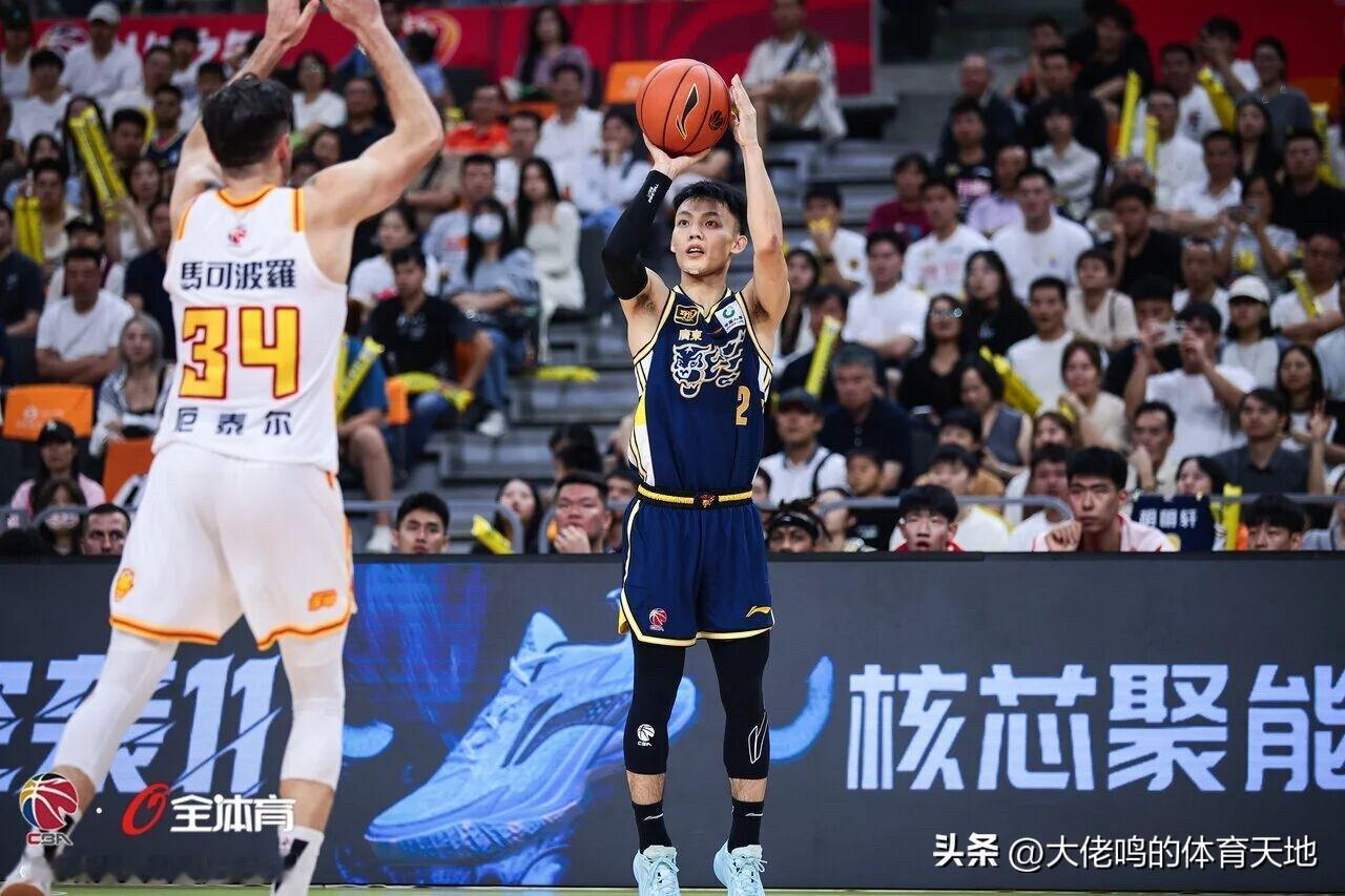 广东男篮vs深圳男篮又是一场险胜，关键时刻又是打萨林杰，还有徐杰，大家可能都习惯