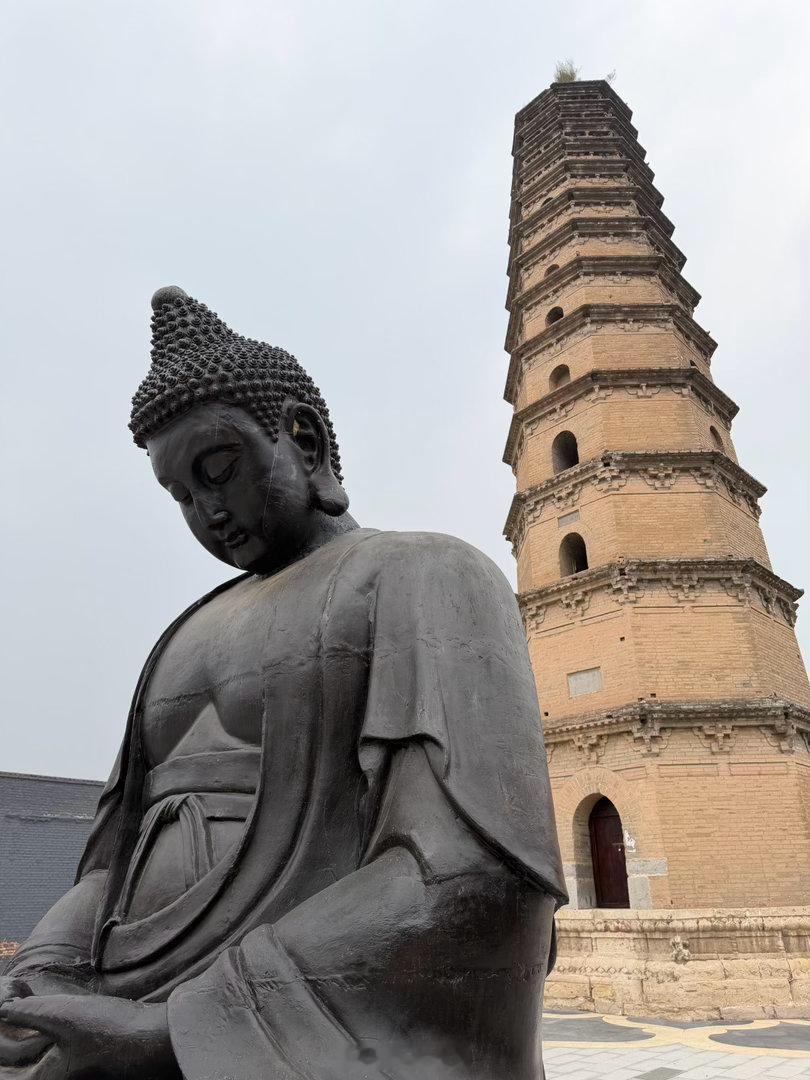 民廿三，梁思成与林徽因来小相村灵岩寺的铁佛，早成虚无。去年，汾酒集团出资重铸了三