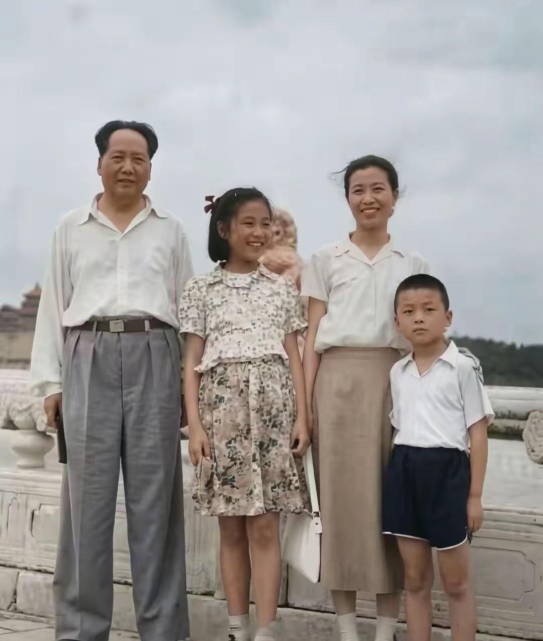 主席一生中难得的亲情时光！​侄儿因父亲牺牲，在伯父这里获得了父爱。伯父因长子牺牲