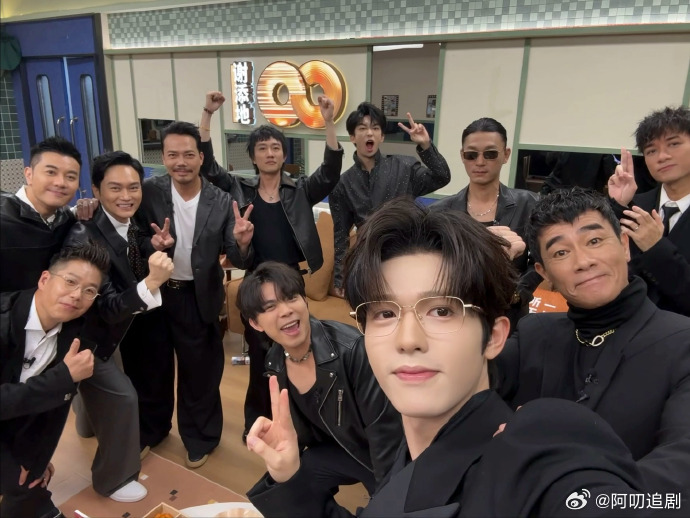李昊晒声生不息后台合照 看李昊于声生不息后台合照中的风采，那是一种融合了青春与才