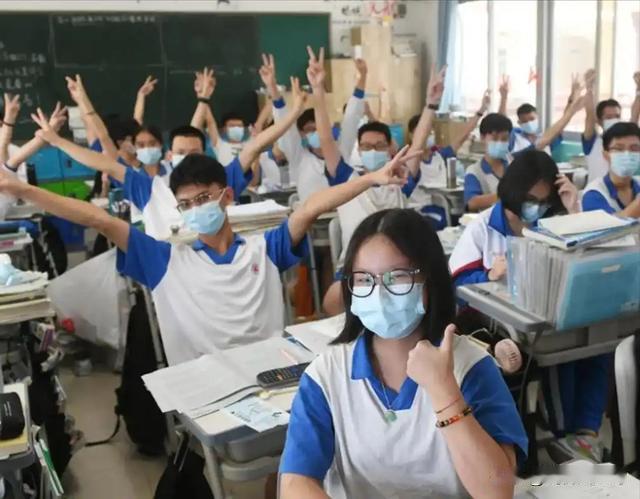 暴跌45万，高考人数再降，学历是不是变得不再有出路。

这个六月，中国教育部最新