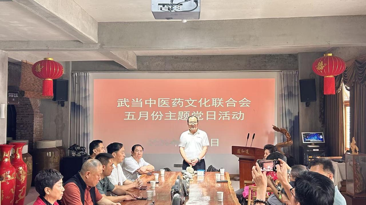 涂汉军书记箴言：
最顶级的修养，
藏在说话的分寸里……
近日，一众好友，聆听涂汉