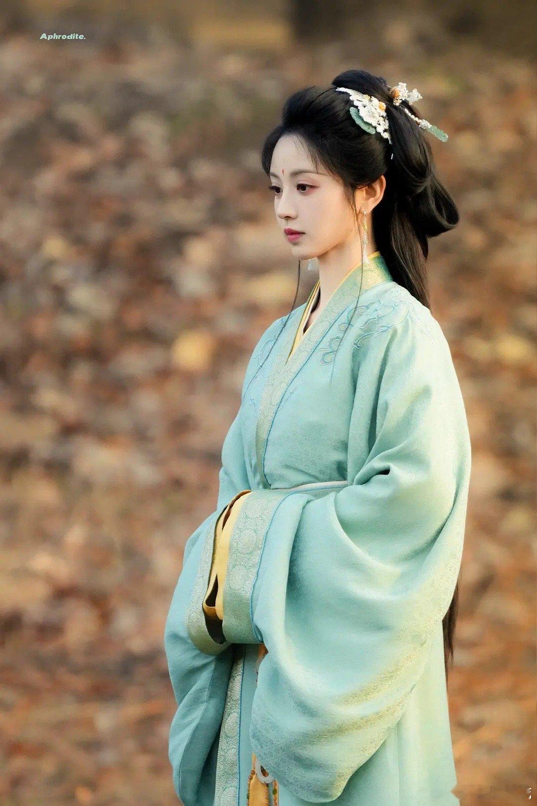 这个田曦薇真的好适合绿色好精致的五官和头发，收集所有的绿色魏娆