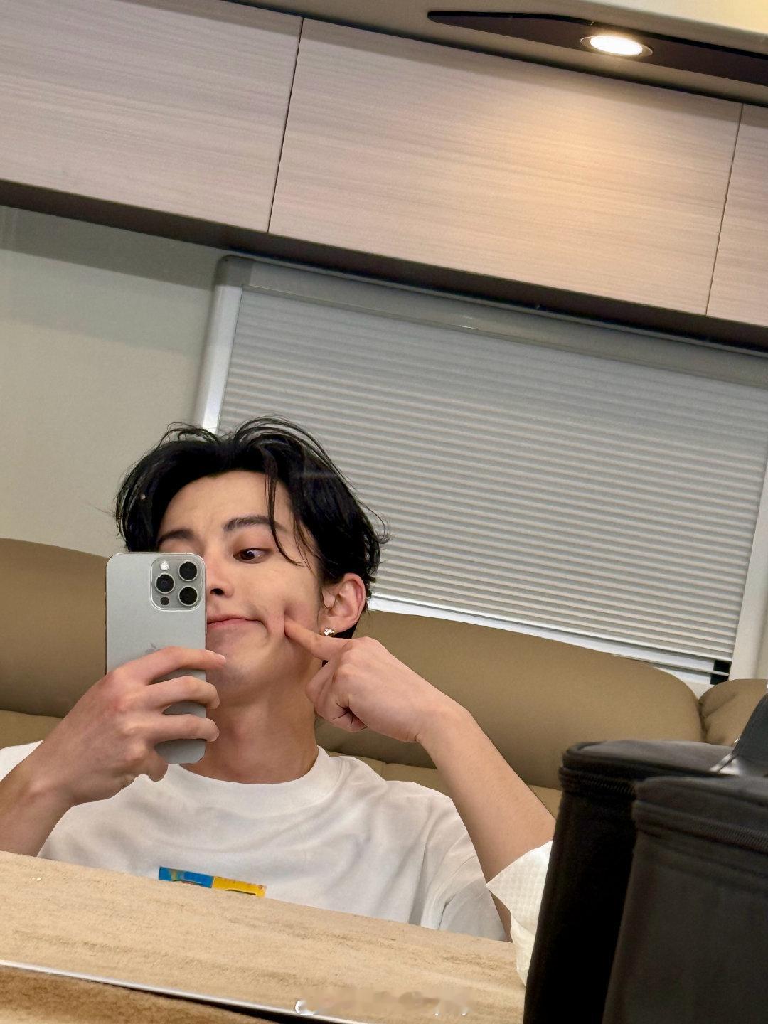 王鹤棣怼脸对镜自拍🤳 ​​​