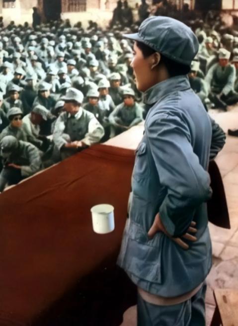 1938年，毛主席在抗大作报告，摄影师徐肖冰进场晚了，人挨人，他找不到好位置，只