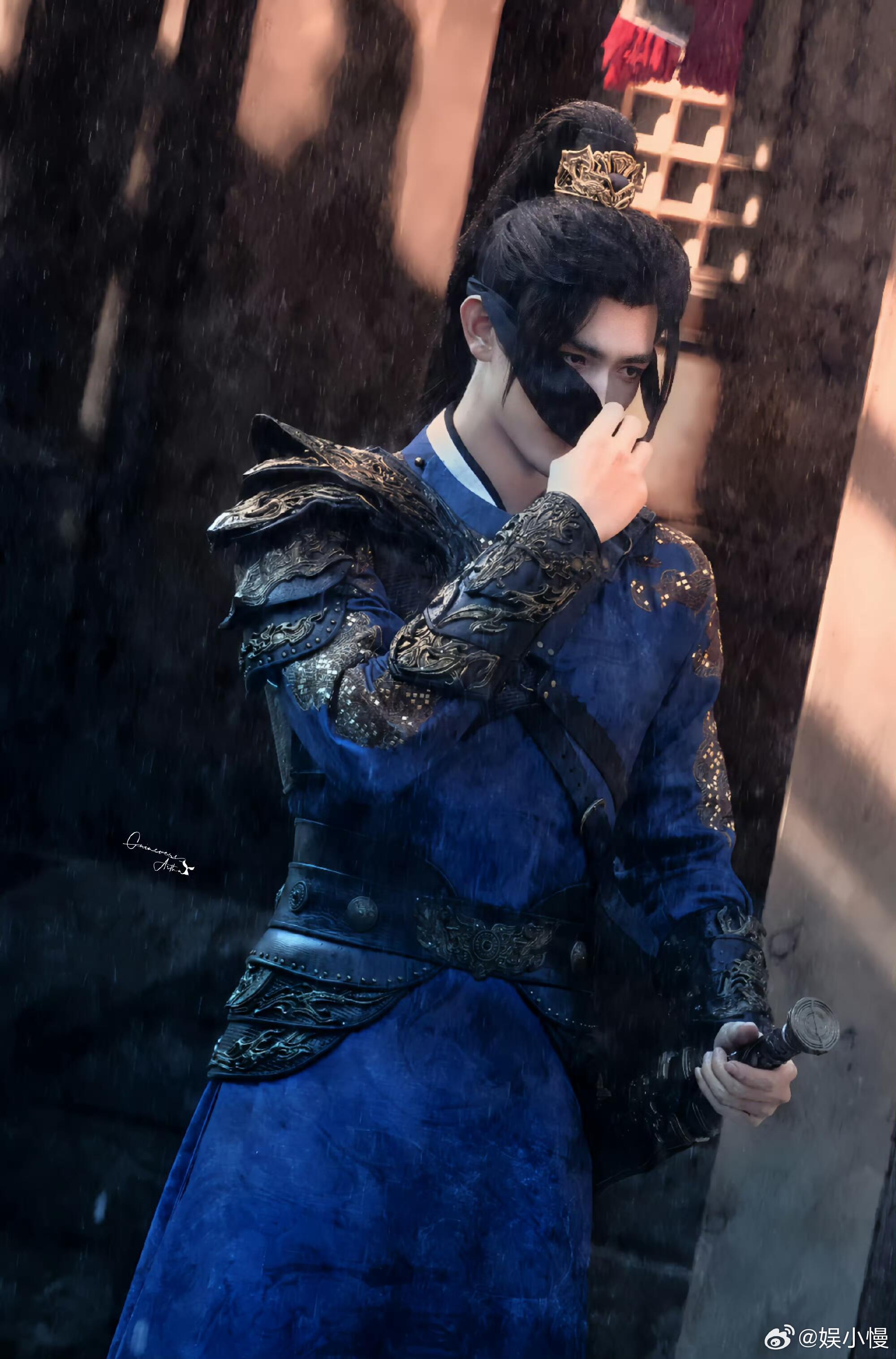 陈飞宇古偶男妲己清艳疏离，眉眼含情。陈飞宇把少年澄澈与勾人魅惑揉进骨血，一抬眸便