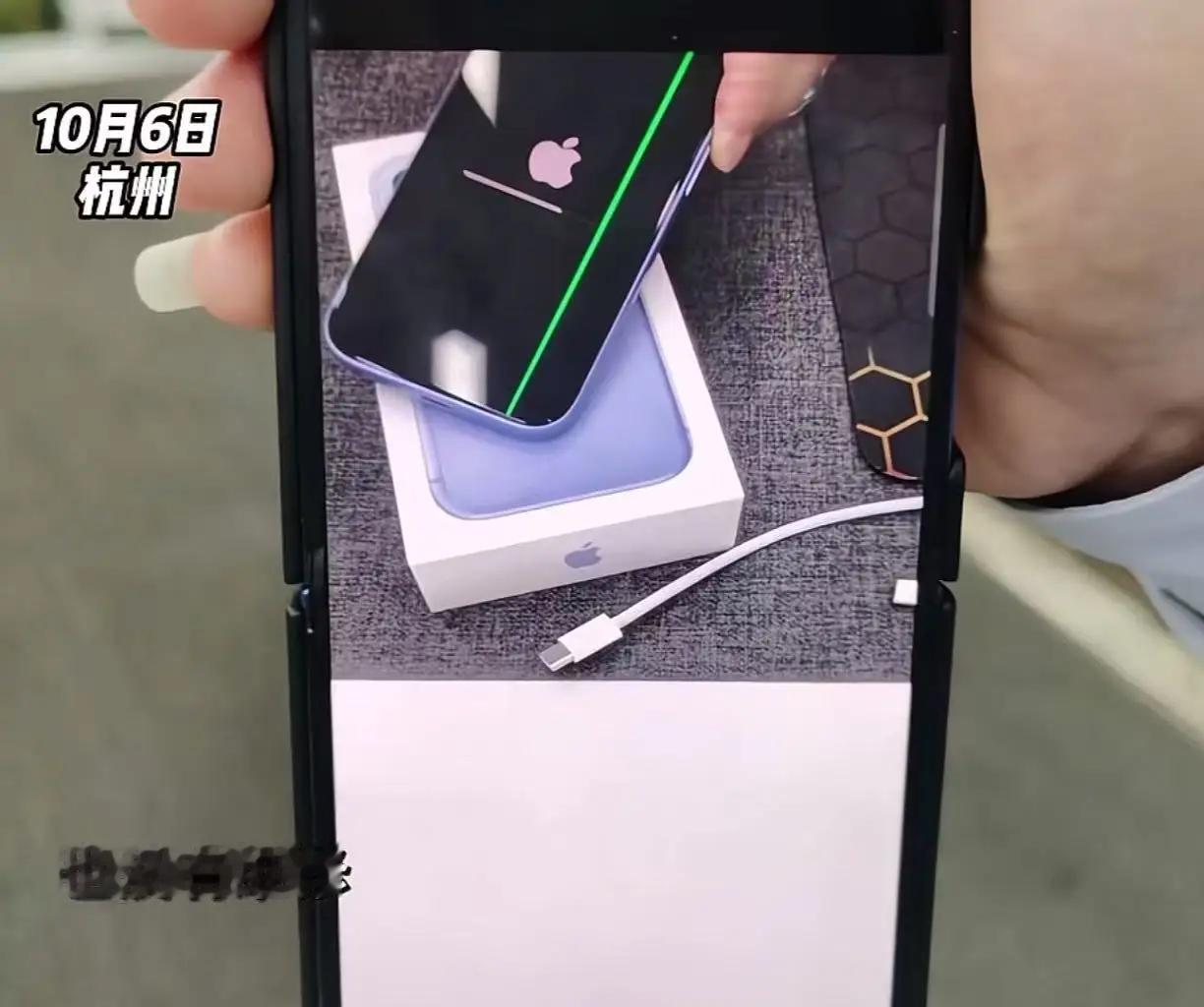 一万六买个“绿线盲盒”？苹果18刚开机就变贪吃蛇，店员：不退不换，网友：我160