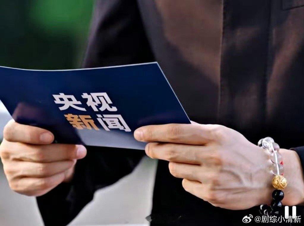王嘉尔这个镜头的含金量 王嘉尔这镜头含金量拉满！正式访谈中，笔挺的衣服衬得他气场